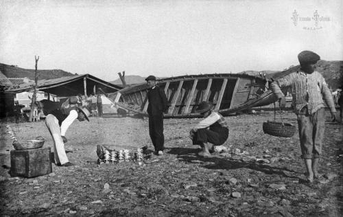 Malaga: Playa del Palo. (Asando espetones de sardinas) 1907. (copia en papel)