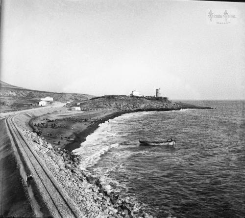 Malaga: La Cala. Vista de la playa y ferrocarril desde la carretera. 15-12-1907