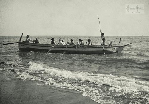 Malaga: Barca de jabega al arrancar de la orilla. 1908. (positivo en vidrio)