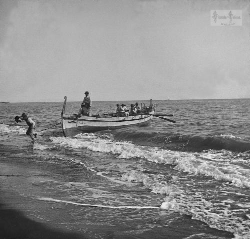 Malaga: Barca de jabega atracando a la orilla. 1908