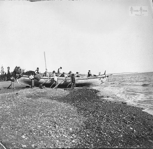 Malaga: Barca de jabega empezando a botarla. 1908