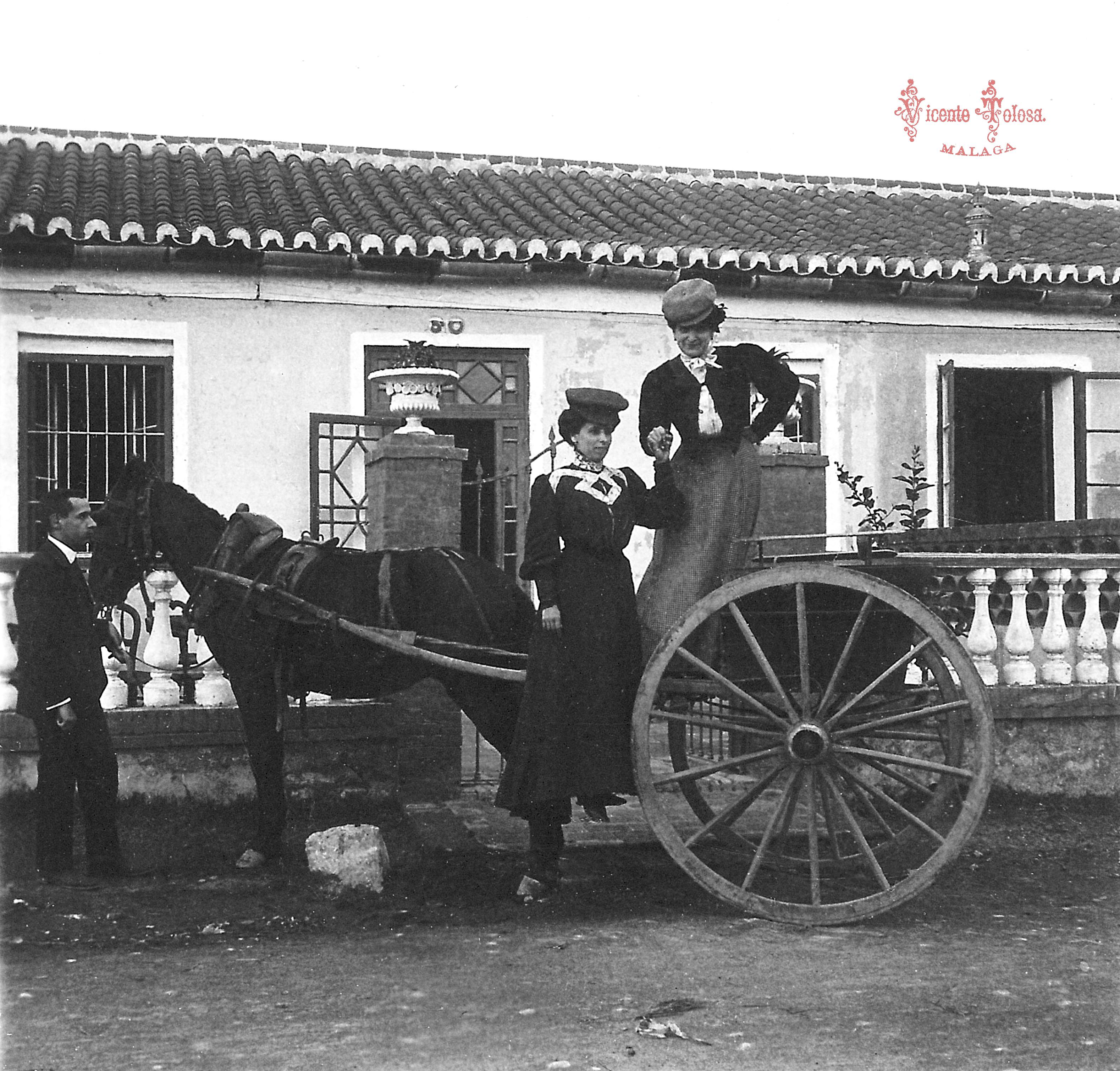 (Abuela Rosario, de pie en el coche, y con ella, su amiga Carmen Arias. Sujetando las riendas, el abuelo Antonio.). 1907