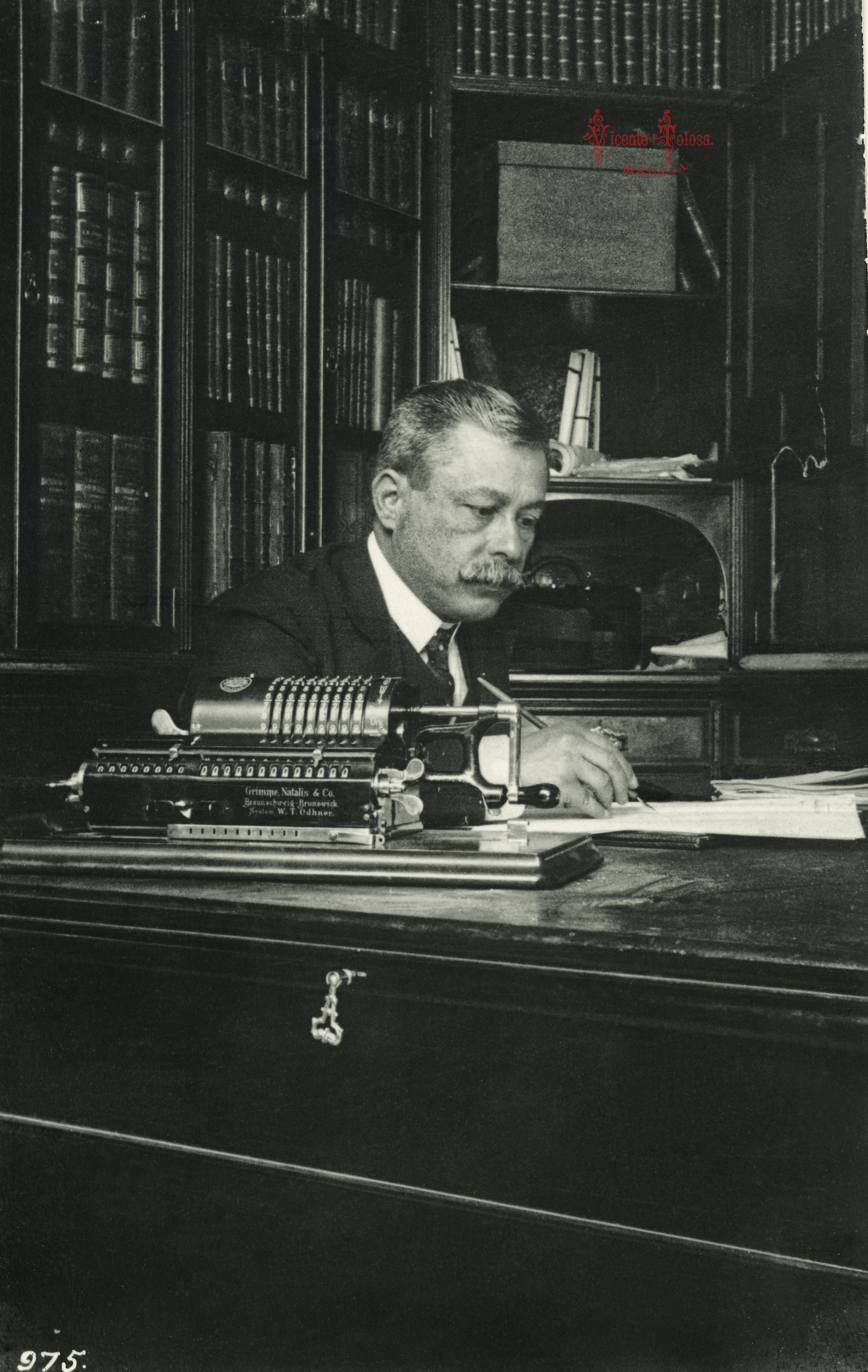 Malaga: Vicente Tolosa en el despacho. 1-7-1908