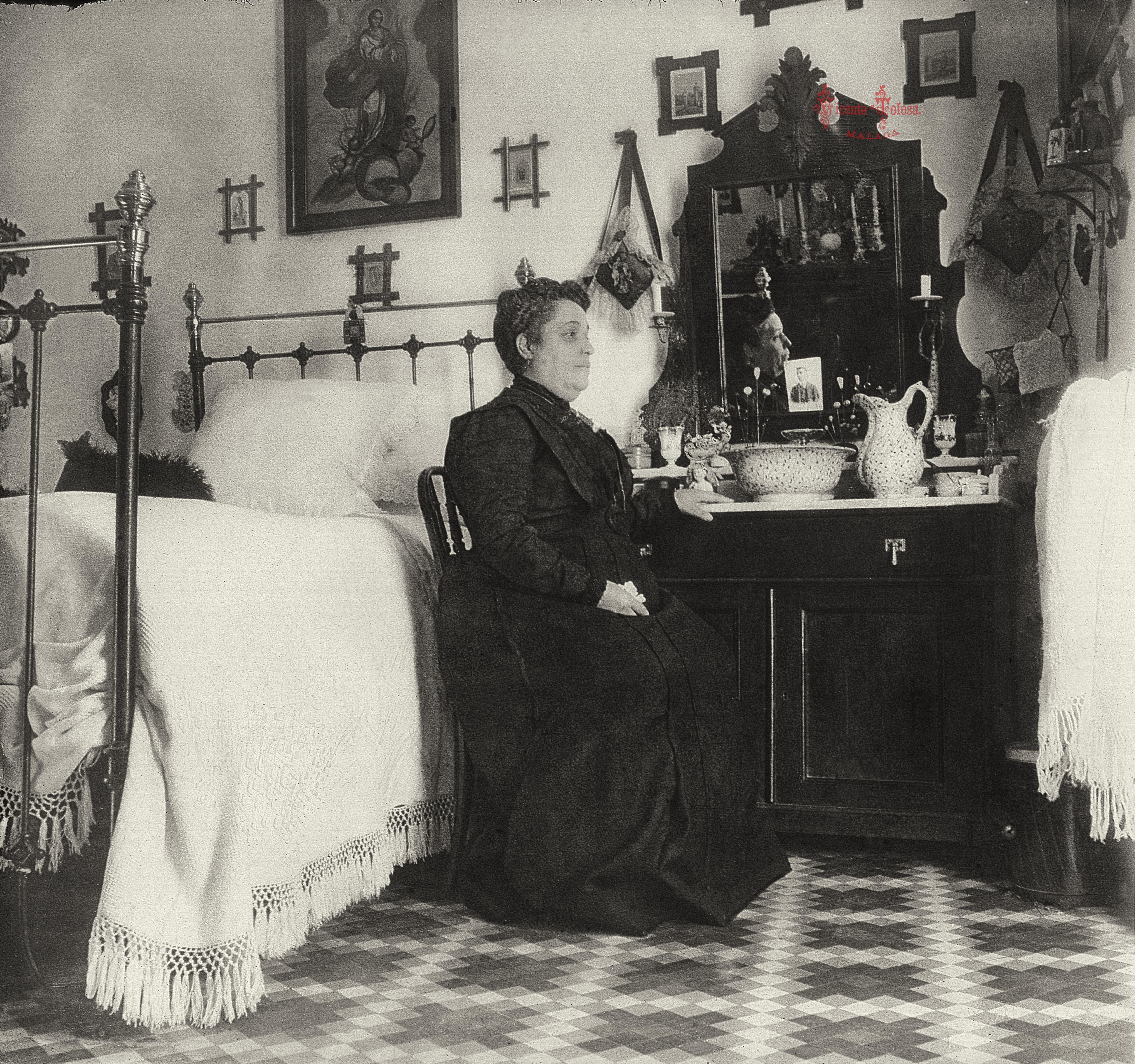 Malaga: Josefa Tolosa Elorduy., 1910 (Bisabuela, y hermana del fotografo. Observese la foto 854 de esta serie, puesta en el espejo. Su hijo Pepe.). (positivo en vidrio)
