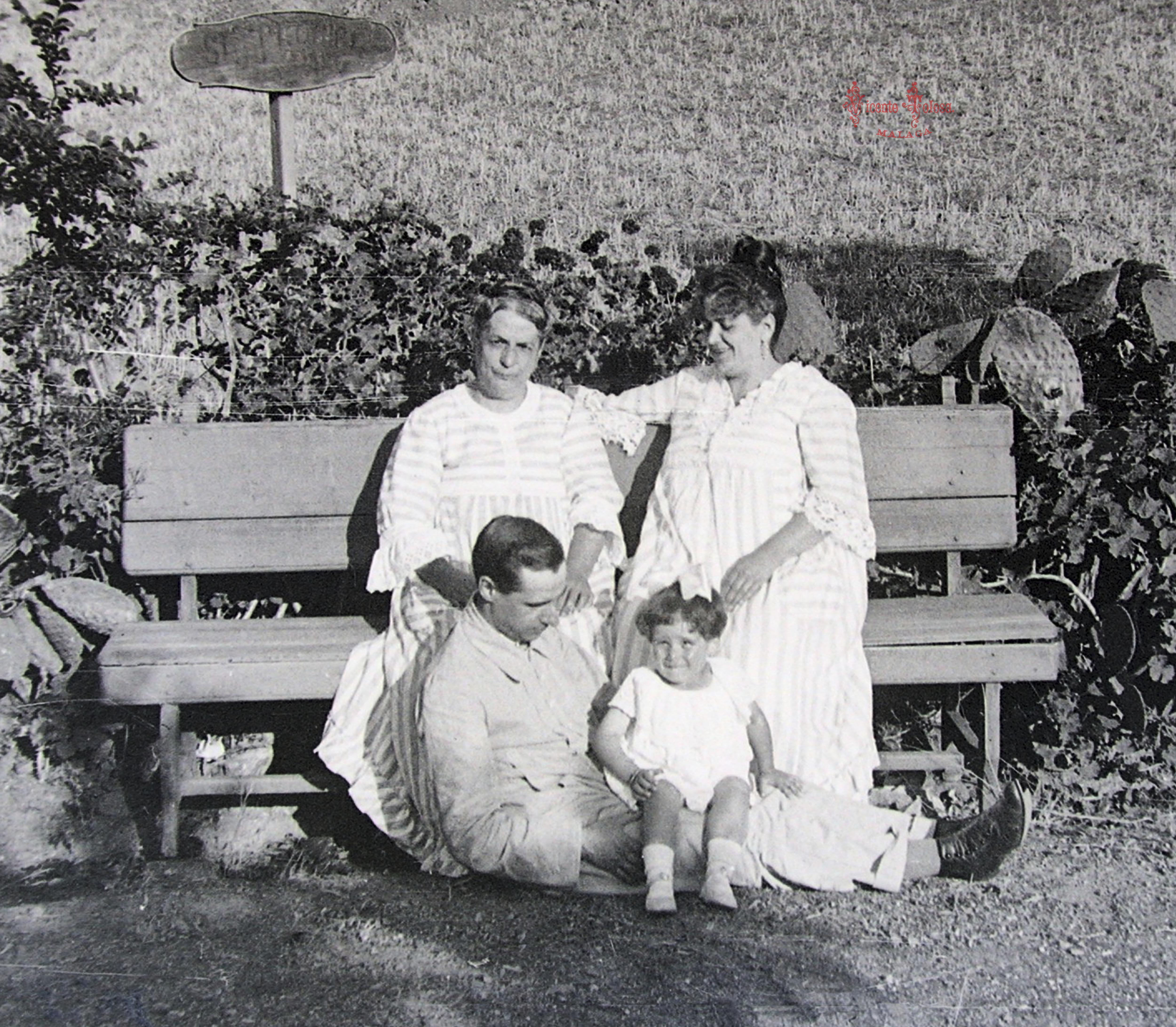 Abuela, padres e hija sentados en banco. (Abuela Rosario con la bisabuela Josefa Tolosa Elorduy y tita Rosario). 1/7/1918