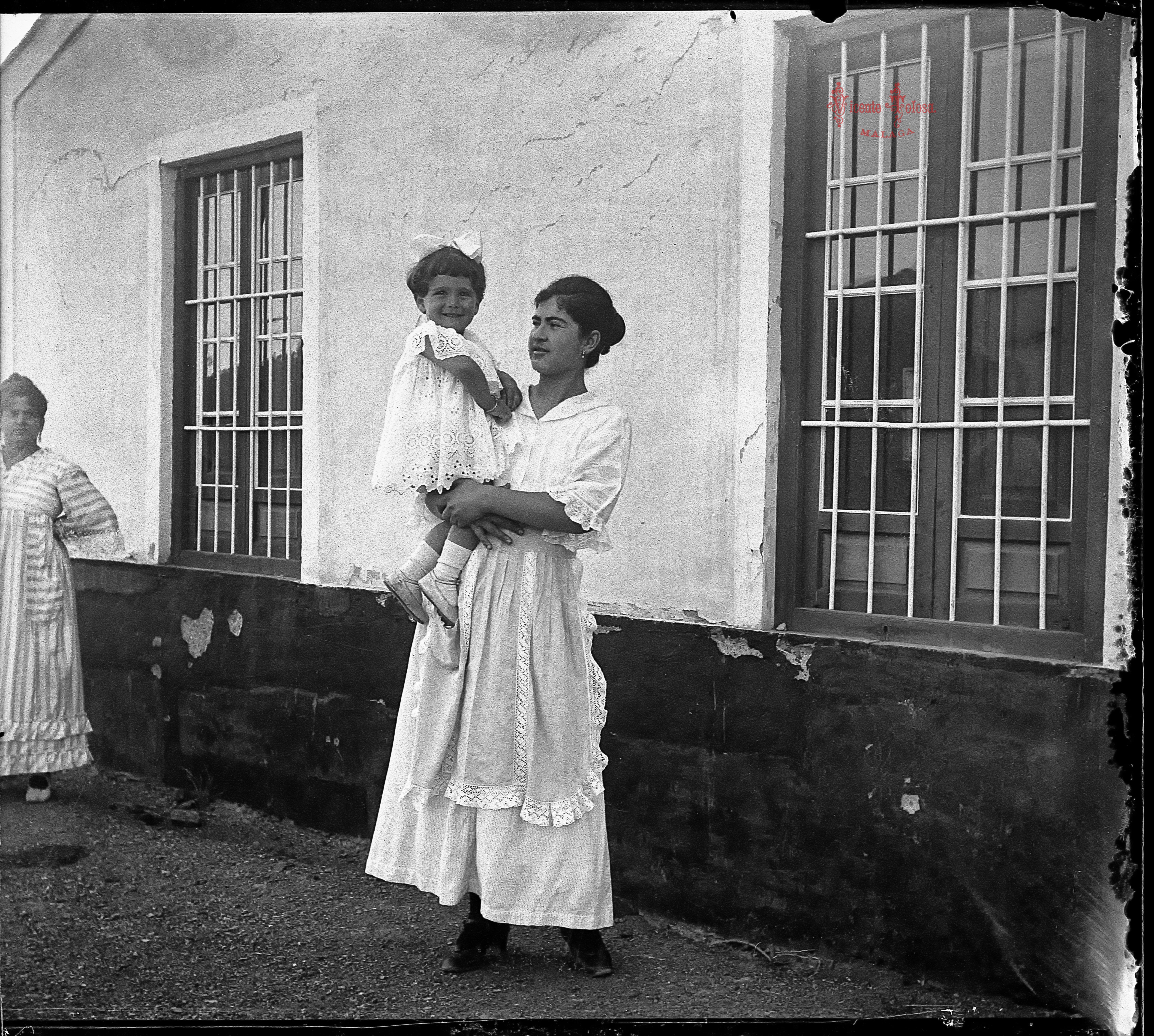 Rosario Sanchez Gimenez (hermana de Papa) en brazos de la ninera. 1/7/1918