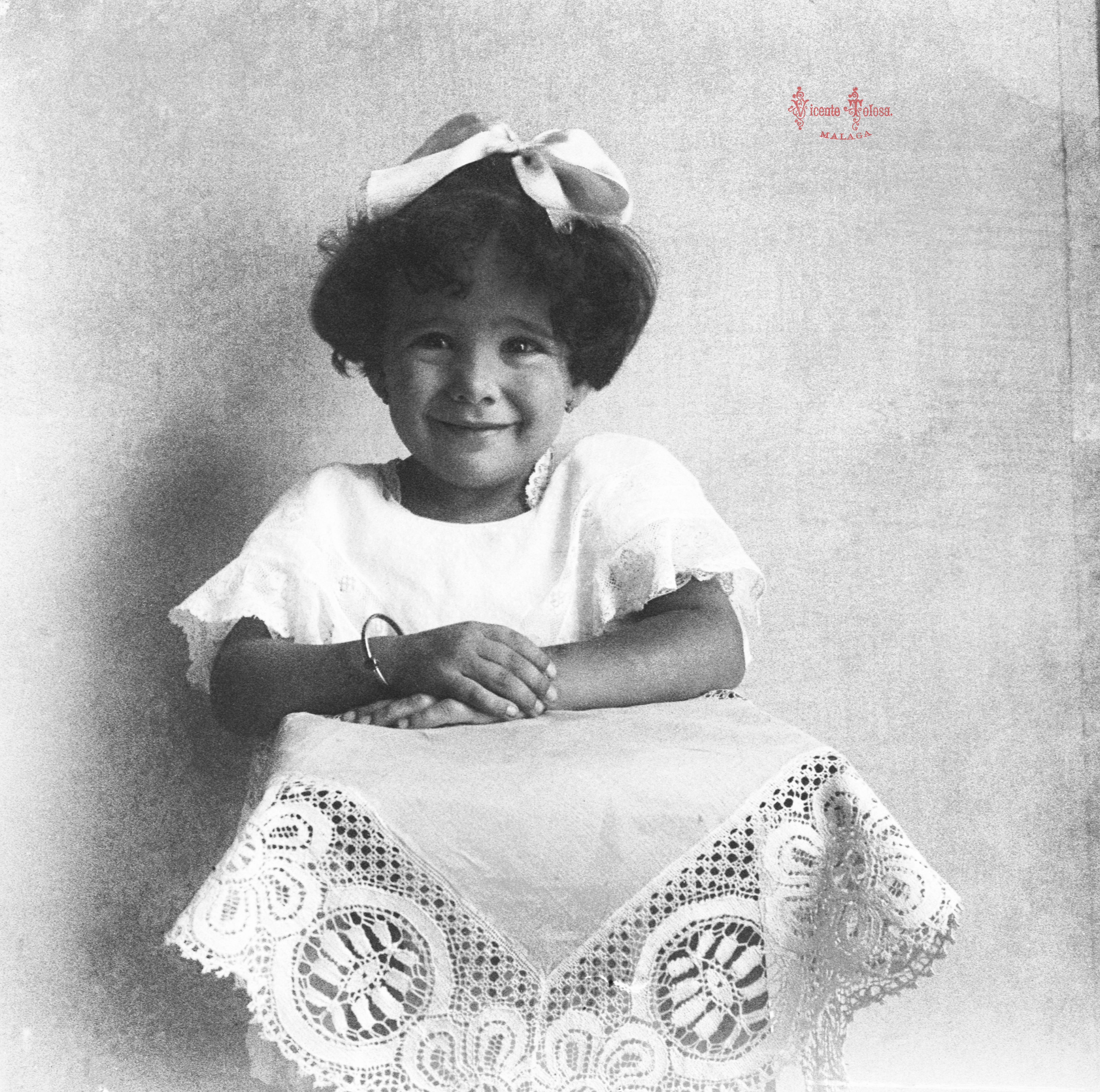 Rosarito apoyada en el macetero. 1-10-1918