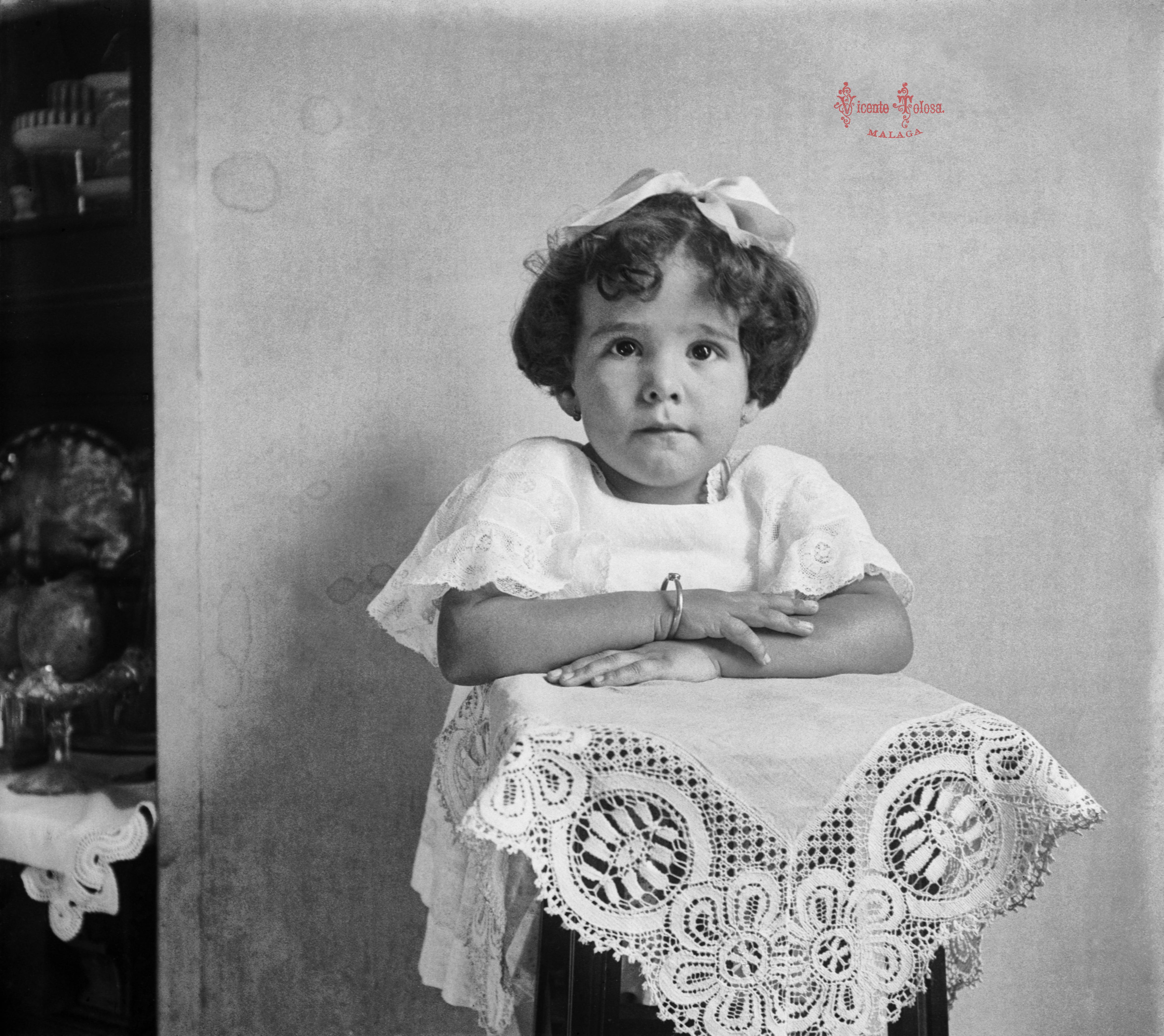 Rosarito apoyada en el macetero. 6-10-1918 (sobrina-nieta)