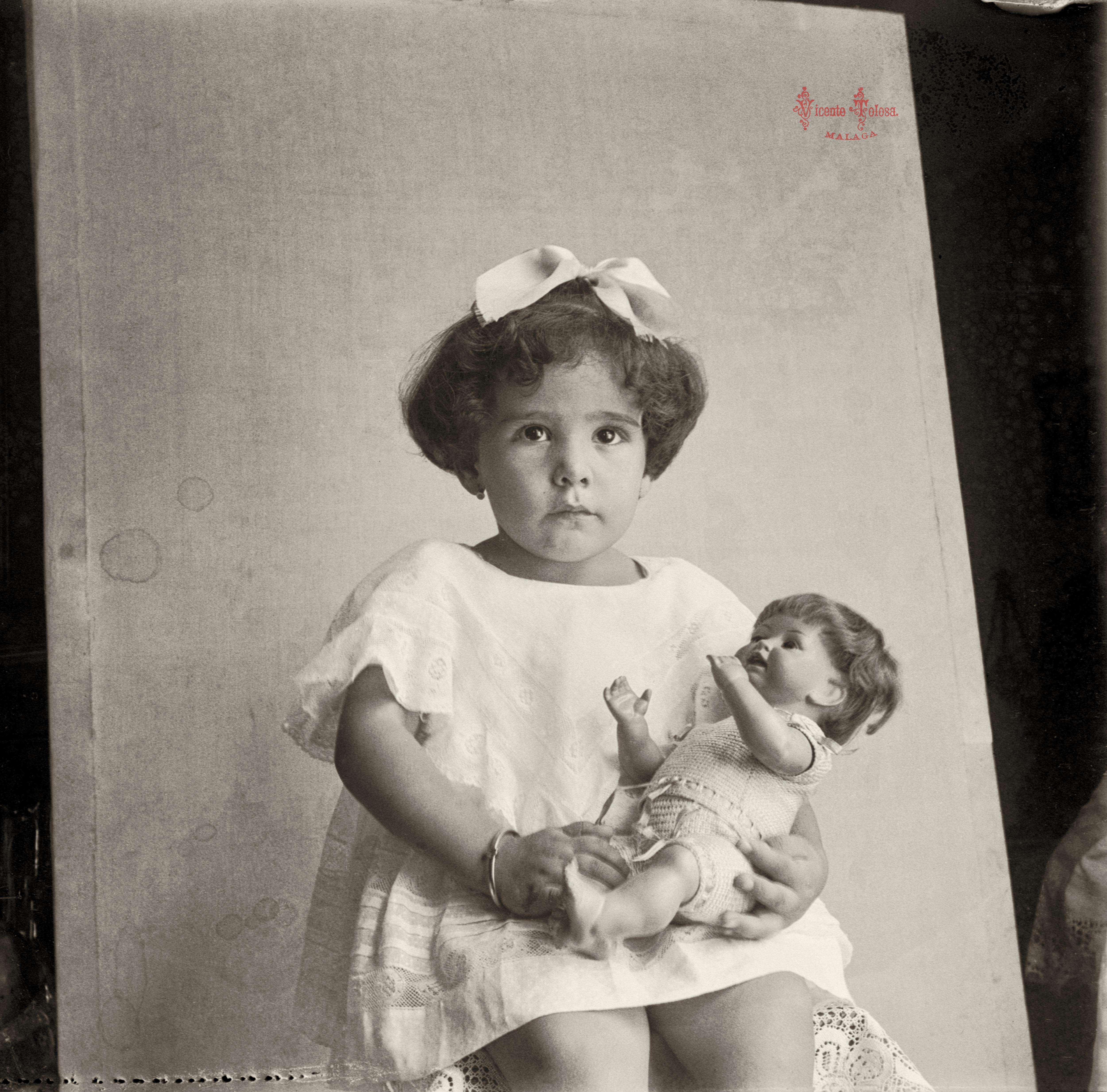 Rosarito sentada de frente, con el nino (muneco). 6-10-1918