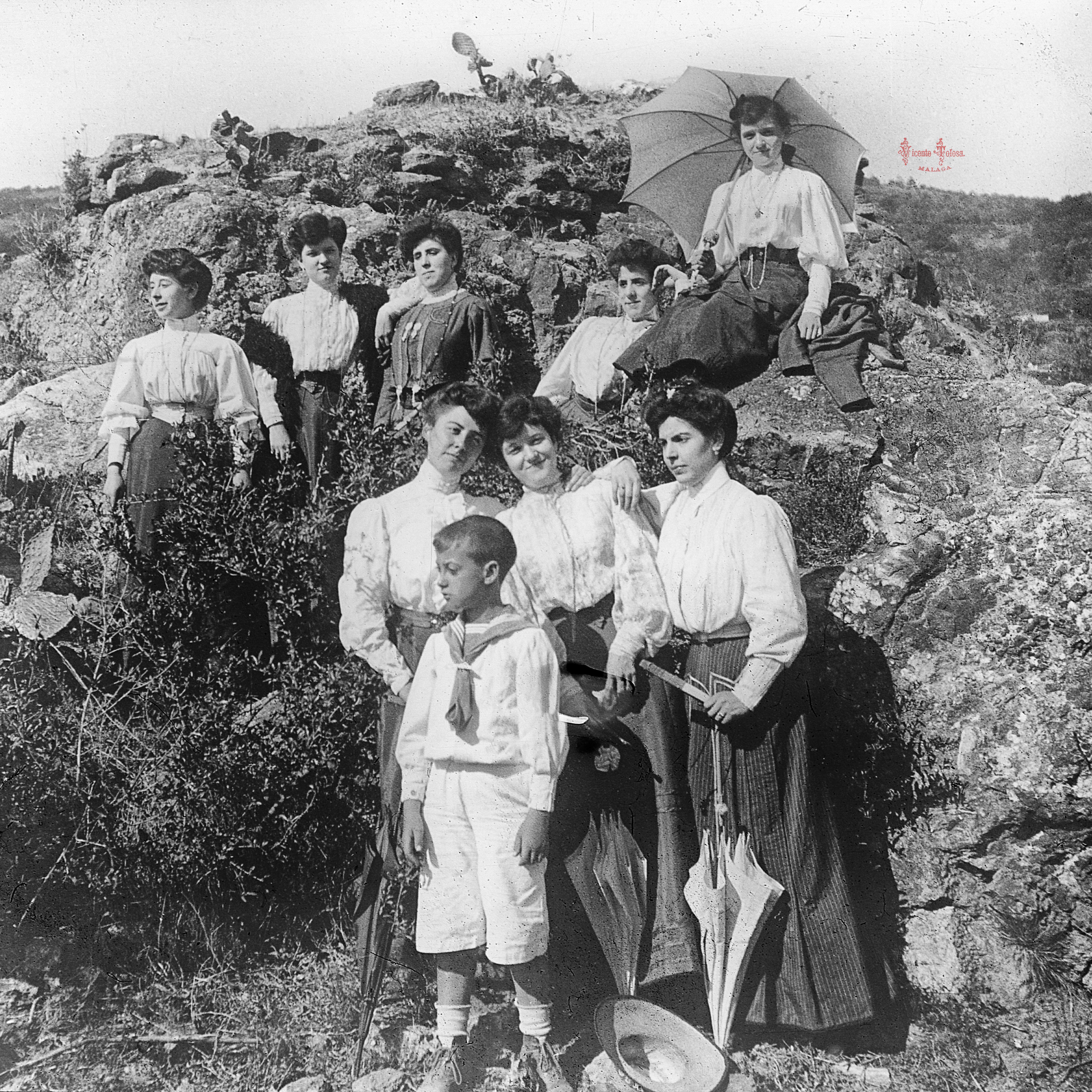 Lanjarón: Grupo en el la explanada frente al Castillo. 1905