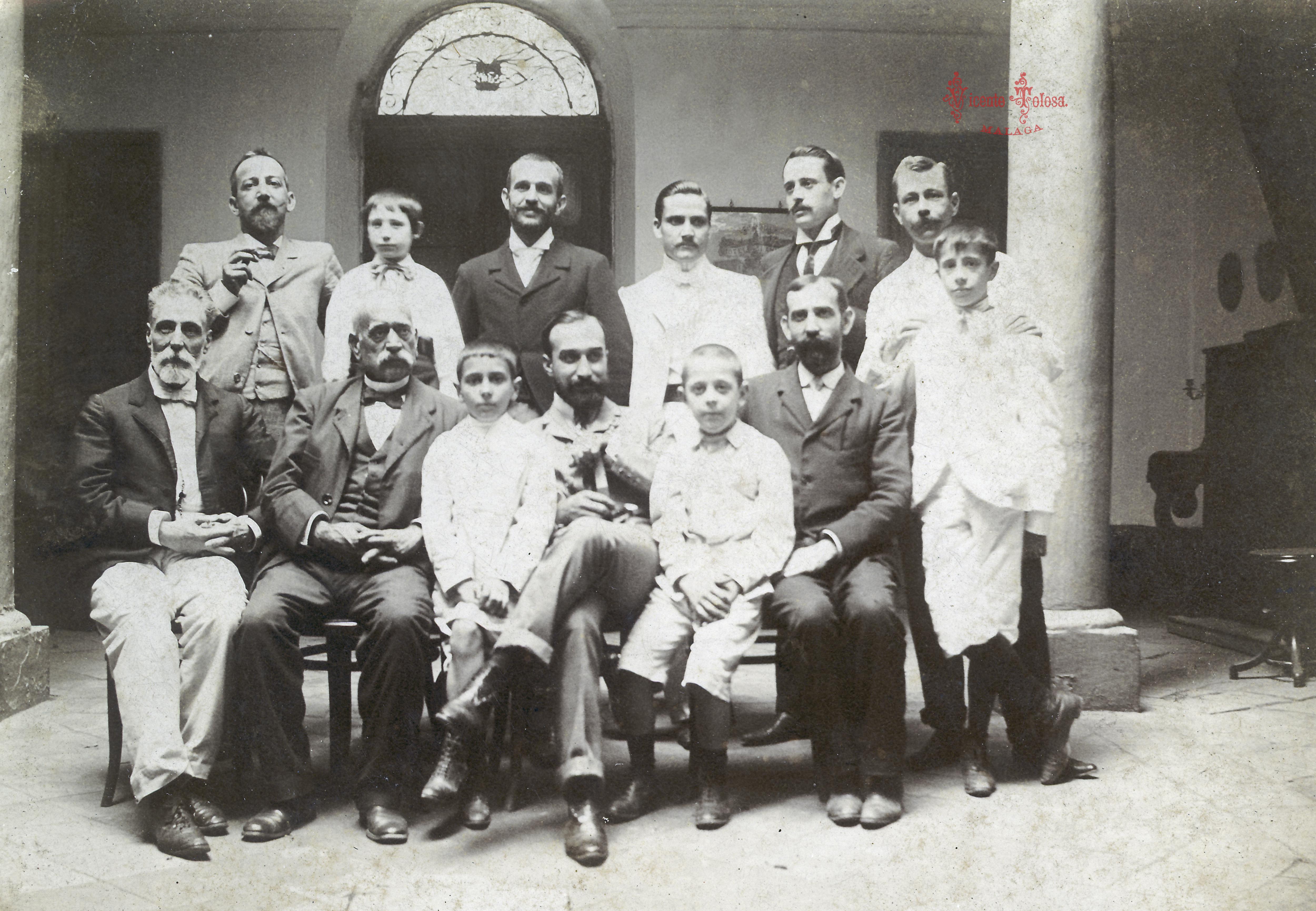 El tio Vicente Tolosa esta en la fila de atras, a la derecha del todo. (1904?)