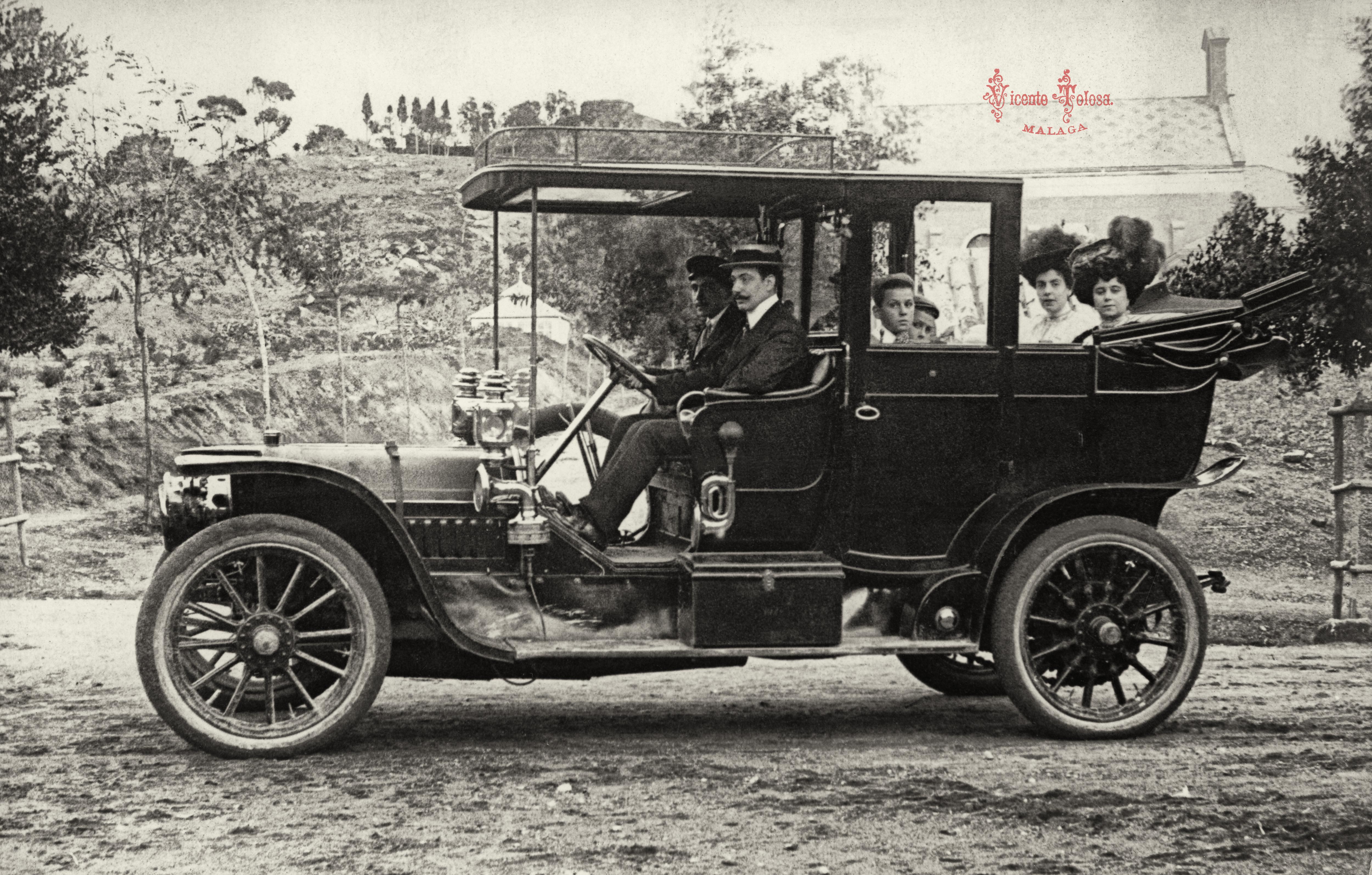 Malaga: E. L. de S y señora. 1908. (Panhard-Levassor modelo U-1 Coupe Chauffeur). (copia en papel)