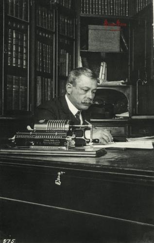 Malaga: Vicente Tolosa en el despacho. 1-7-1908