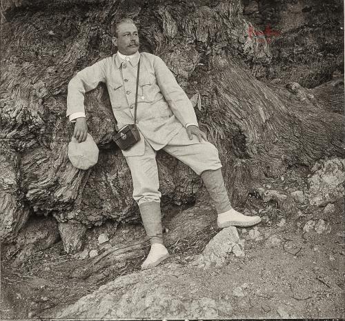 Lanjaron: En la raiz del castano. 1909 (V.T.)