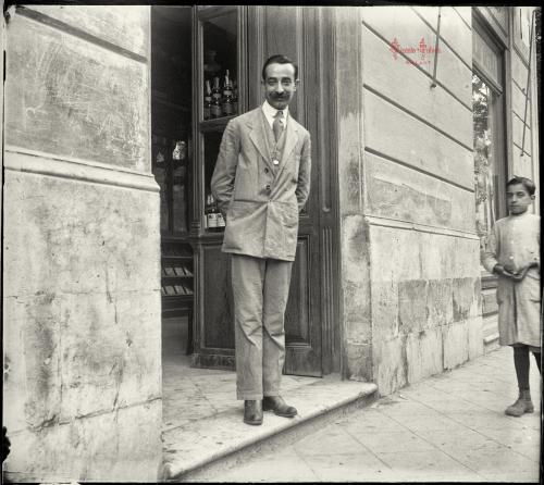 Malaga: Antonio Garcia en la puerta de la tienda. 1-6-1916