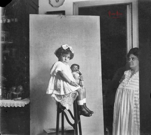 Rosarito sentada de costado en el macetero. 6-10-1918. (negativo en vidrio)