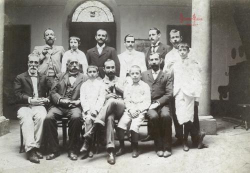 El tio Vicente Tolosa esta en la fila de atras, a la derecha del todo. (1904?)